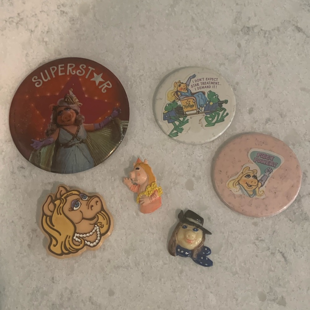 Vintage Miss Piggy buttons, finger puppet, and metal storage container